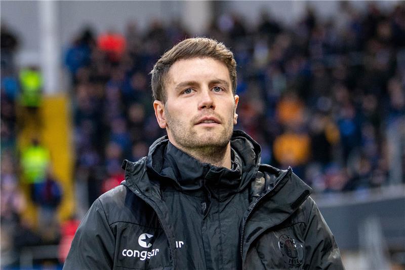 Bericht: Dieser Zweitliga-Spieler wechselt zum FC St. Pauli St. Paulis Trainer Fabian Hürzeler verstärkt Medienberichten zufolge sein Team. Foto: David Inderlied/dpa