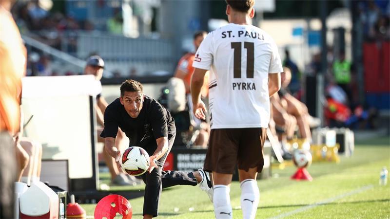 St. Paulis Trainer Marcel Rapp (l) kehrte an seine frühere Arbeitsstätte zurück.