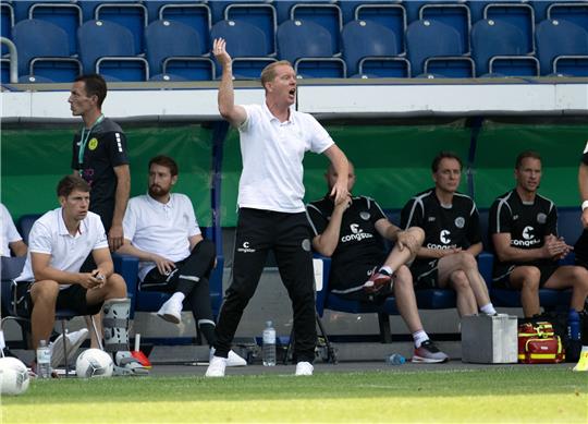 St. Paulis Trainer Timo Schultz feuert sein Team an. Foto: Bernd Thissen/dpa