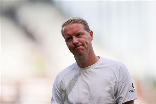 St. Paulis Trainer Timo Schultz geht enttäuscht nach Spielende vom Platz. Foto: St. Pauli