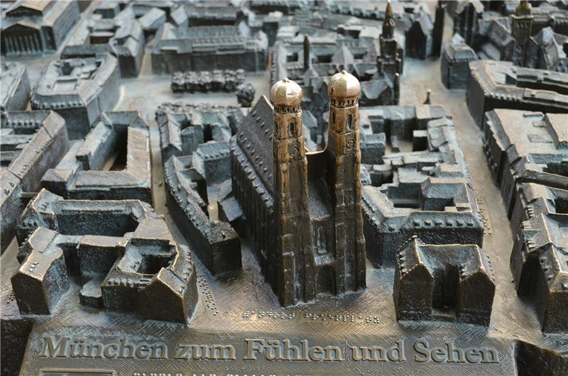 St. Wilhadi statt Münchener Frauenkirche: So sieht München im Mini-Format aus. Ein solches Bronzemodell soll auch Stade bekommen.