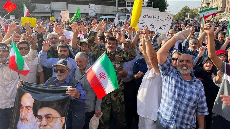 USA bombardieren Atomanlagen im Iran - Angst vor Eskalation Staatlich organisiert protestieren Menschen in Teheran gegen die US-Angriffe.