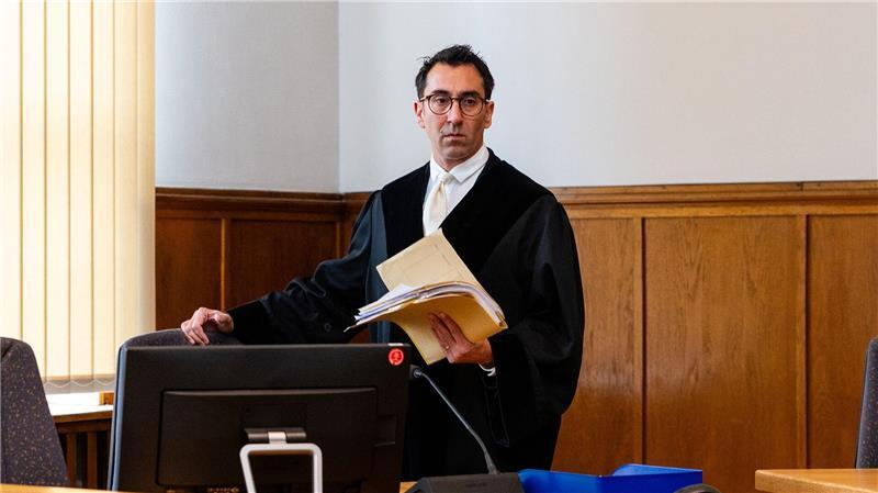 Tödlicher Einsatz, kein Mord - Ein Urteil und seine Folgen Staatsanwalt Christian Nassiry kurz vor der Urteilsverkündung.