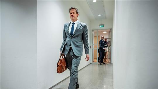 Staatsanwalt Sturla Henriksbø wollte heute eigentlich sein Plädoyer fortsetzen und bekanntgeben, welches Strafmaß er für den Sohn der norwegischen Kronprinzessin fordert. 