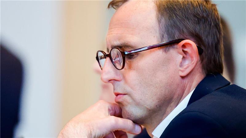 Streit um Umgang mit Northvolt-Akten Staatskanzlei-Chef Dirk Schrödter (CDU) griff die Opposition an.