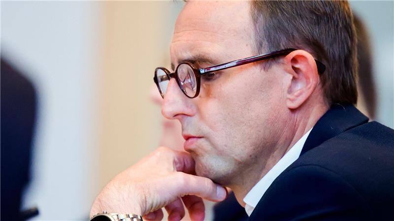 Staatskanzleichef Dirk Schrödter (CDU) sagt: „Wer das Grundgesetz ablehnt oder dem Staat schaden will, der kann ihm nicht dienen.“ (Archivbild)
