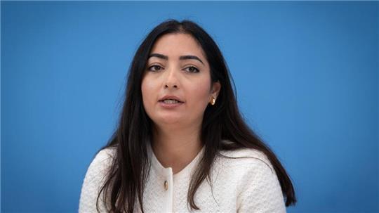 Staatsministerin Reem Alabali-Radovan (SPD) findet die aktuelle Debatte um Rückführungen nach Syrien unmöglich.