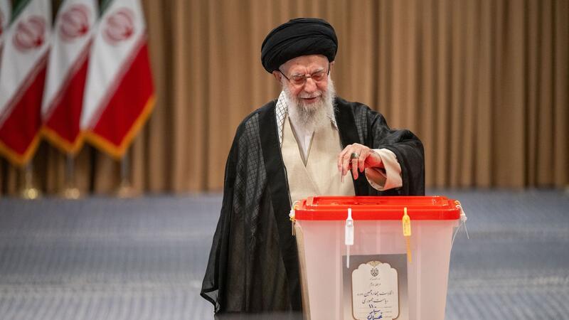 Stichwahl im Iran: Reformkandidat gegen Hardliner Staatsoberhaupt Chamenei eröffnet mit der Stimmabgabe die Wahl.