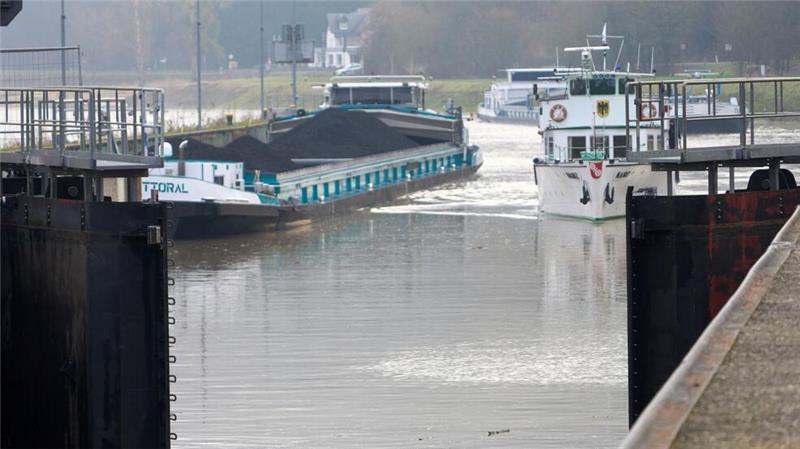 Moselschleuse acht Wochen nach Unfall wieder in Betrieb Staatssekretär Becht: Bei der Reparatur der Schleuse wurde schnell und professionell gearbeitet.