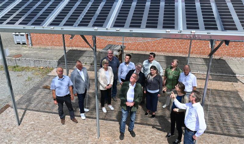 Staatssekretär Stefan Wenzel (Mitte) und die grüne Agarexpertin Dr. Monika Spallek (Dritte von links) informieren sich im Obstbauzentrum Esteburg über Agri-Photovoltaik.