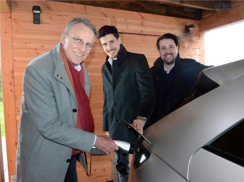 Staatssekretär Stefan Wenzel tankt nicht das Auto auf, sondern sorgt für Licht in dem von Lars und Dirk Viebrock (von links) vorgestellten Haus. Die Brüder leiten das Familienunternehmen in der dritten Generation. Fotos: Fehlbus/Viebrockhau