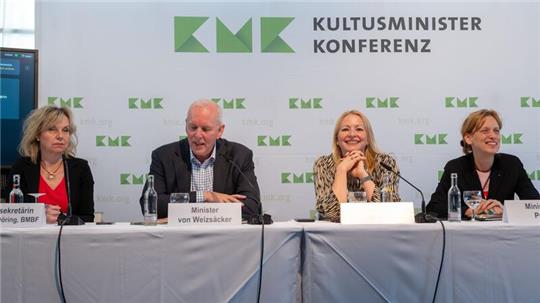 Staatssekretärin Sabine Döring aus dem Bundesministerium für Bildung und Forschung (l-r), Saarlands Wissenschaftsminister Jakob von Weizsäcker, die saarländische Bildungsministerin Christine Streichert-Clivot und Schleswig-Holsteins Bildungsministerin Karin Prien bei der Kultusministerkonferenz im Weltkulturerbe Völklinger Hütte.