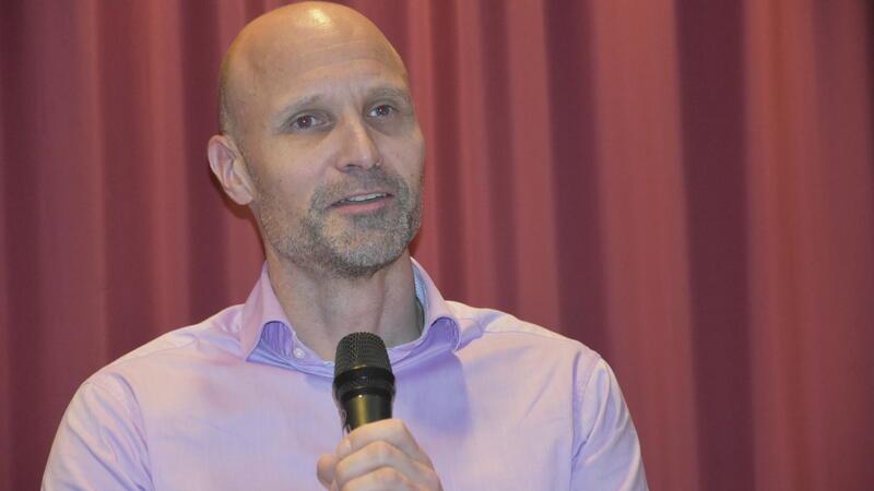 Stabhochspringer Michael Stolle spricht über seinen Weg zum sportlichen Erfolg.