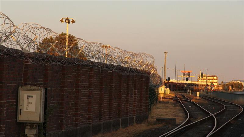 Stacheldraht und Mauer brauchten die durch den Angeklagten eingeschleusten Männer aus Albanien, die über Cuxport nach England wollten, gar nicht zu überwinden: Sie fuhren im Kofferraum mit. Foto: Sassen