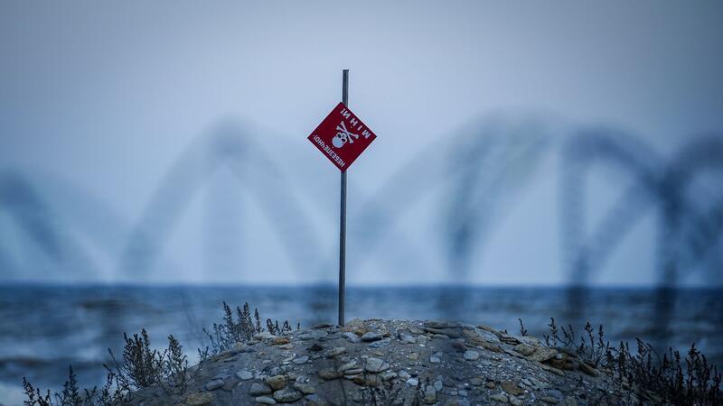 Stacheldraht und ein Hinweisschild für Minen sichern einen Strand östlich von Odessa am Schwarzen Meer.