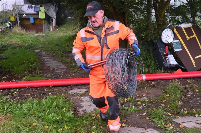 Stacheldrahtrollen lagerten im „Axtmann“-Garten. “Foto Vasel