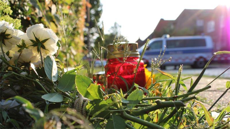 Stade: Kerzen und Blumen nahe Jugendhilfeeinrichtung nach Schüssen mit mehreren Toten
