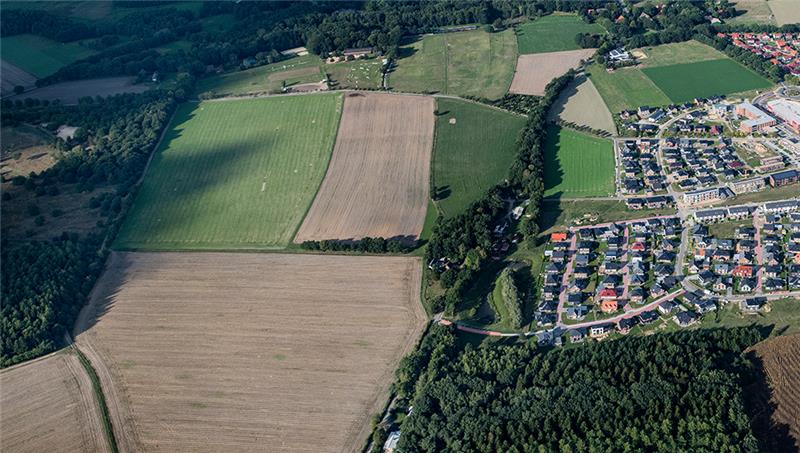 Stade hat eine große Fläche am Fredenbecker Weg (mittig im Bild) und entlang der Barger Heide (links) gekauft. Rechts im Bild ist die Heidesiedlung zu sehen. Archivfoto: Elsen