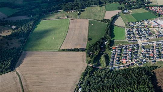 Stade hat eine große Fläche am Fredenbecker Weg (mittig im Bild) und entlang der Barger Heide (links) gekauft. Rechts im Bild ist die Heidesiedlung zu sehen. Archivfoto: Elsen