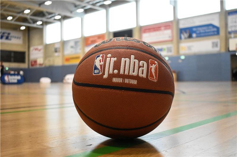 NBA-Camp in Stade: Junge Basketballer lernen von den Profis Ein Basketball liegt auf dem Parkett der Halle im Sportcampus Stade.