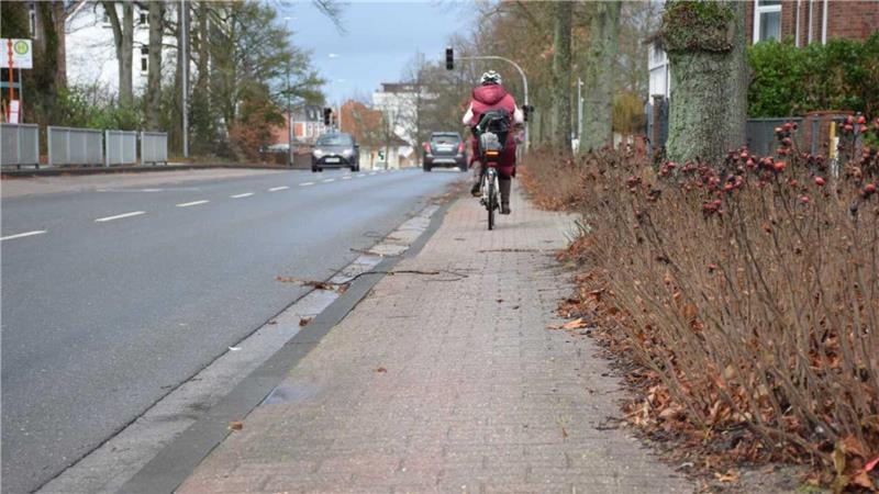 Stade ist jetzt als „Fahrradfreundliche Kommune“ ausgezeichnet worden. Derzeit wird der Radweg an der Harsefelder Straße saniert (Archivbild).