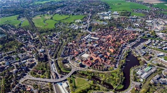 Stade mit Holzhafen (unten rechts), der Altstadt mit ihren roten Dächern und der Hansebrücke als wichtige Verbindung in den Süden der Stadt. Hier soll sich einiges tun.