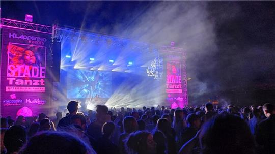 Stade tanzt: Die DJs brachten bei der Open-Air-Disco auf dem Platz am Sande Partystimmung und Nebel unters Volk.