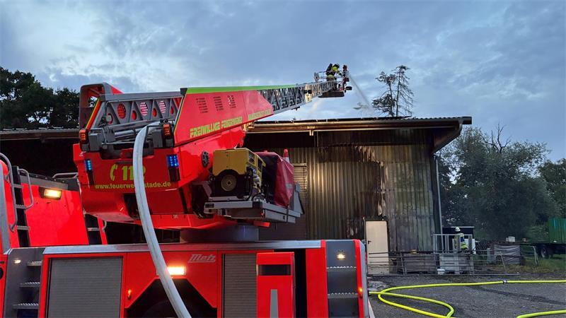 Großeinsatz am Dienstagabend: Lagerhalle in Stadermoor in Flammen Stader Drehleiter im Einsatz.
