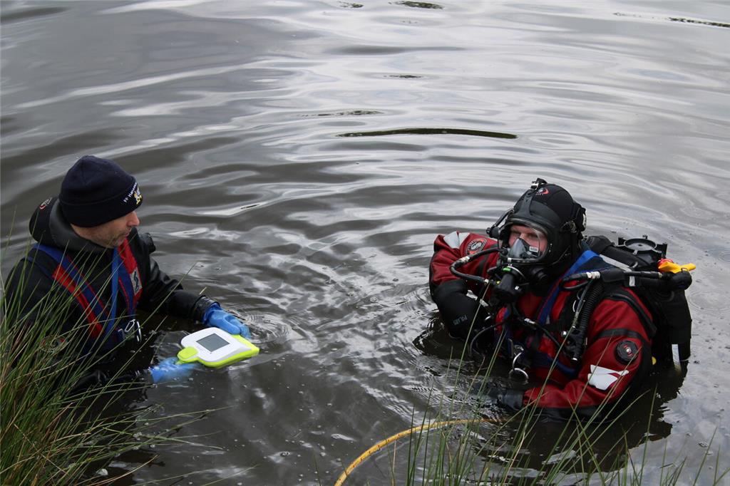 Stader Feuerwehr- und DLRG-Taucher arbeiten im Teich in Kranenburg eng zusammen.