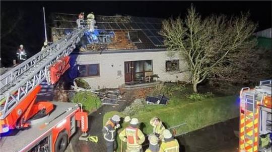 Stader Feuerwehrkräfte mussten auch in der Nacht zum Sonnabend mehrmals zum Haus ausrücken.