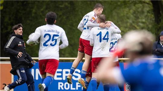 Stader Jubel: „Dieser Sieg war unheimlich wichtig für die Mannschaft“, sagt Trainer Quadt.