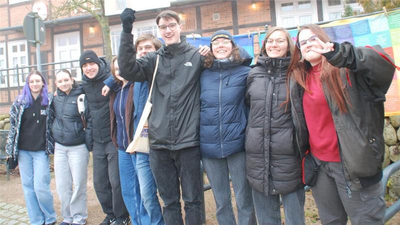„Jetzt müssen wir die Brandmauer sein“ - Mahnwache in Harsefeld Stader Schüler engagieren sich für die Demokratie und gegen Rassismus.