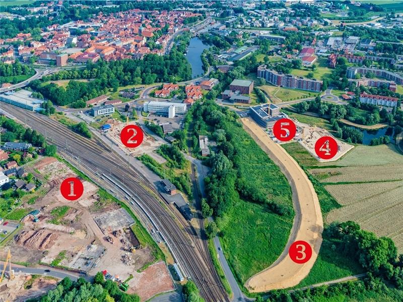 Stades Baustellen nahe der Bahngleise im Überblick: das Mineralölwerk (1), das Jobcenter (2), direkt daneben entsteht das neue Lindemann-Gebäude, die neue Straße (3), Kita (4) und Kreisjugendamt (5). Luftfoto: Martin Elsen