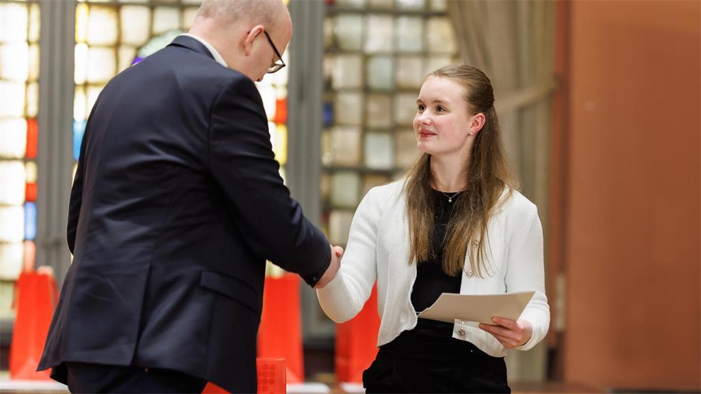 Stades Bürgermeister Sönke Hartlef gratuliert Rollkunstläuferin Chiara Eggers. S...