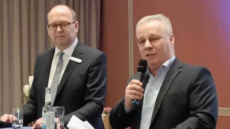 Stade sorgt sich um Chemie-Industrie und Partnerstädte Stades Bürgermeister Sönke Hartlef mit Projektkoordinator Stephan Engel.