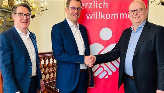 Stades Bürgermeister Sönke Hartlef (rechts) als Vorsitzender des Verwaltungsrates und Vorstandssprecher Michael Senf nehmen Jan Schuback in die Mitte.