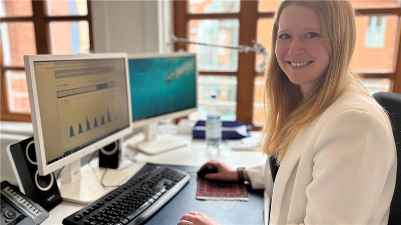 Abgescannt: Die Stadt Stade kann jetzt Besucher in der Altstadt zählen Stades Citymanagerin Christine Plath kann am PC auswerten, wie viele Menschen an welchen Tagen in der Innenstadt unterwegs waren.