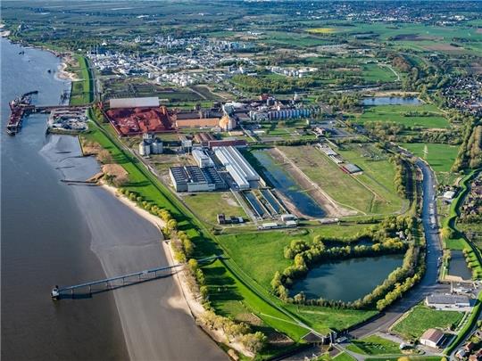 Stades Industriegebiet auf Bützflethersand direkt an der Elbe. Die Unternehmen haben die Produktion gedrosselt. Luftfoto: Martin Elsen