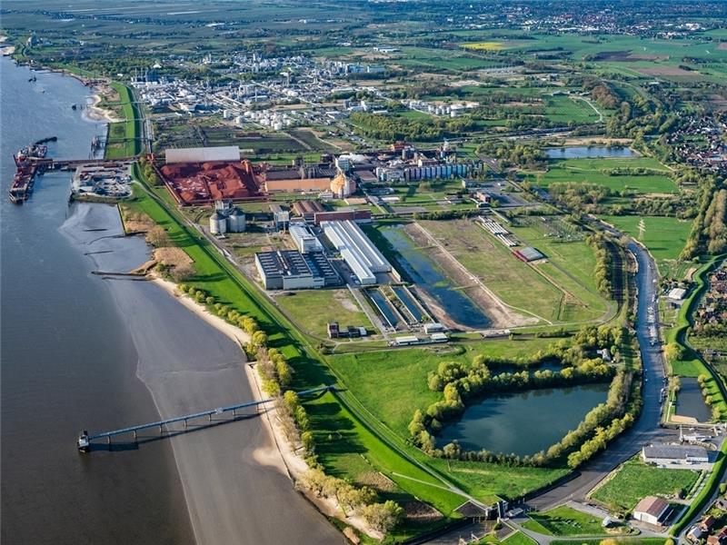 Stades Industriegebiet auf Bützflethersand direkt an der Elbe. Die Unternehmen haben die Produktion gedrosselt. Luftfoto: Martin Elsen