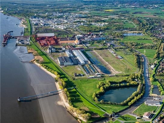 Stades Industriegebiet auf Bützflethersand direkt an der Elbe. Die Unternehmen haben die Produktion gedrosselt. Luftfoto: Martin Elsen