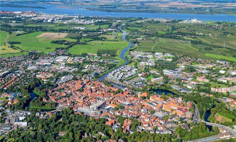 Gewerbeflächen in Stade: Wieso der Surfpark der Stadt Probleme macht Stades Innenstadt mit dem Blick gen Norden - der Platz für Gewerbeflächen ist begrenzt.