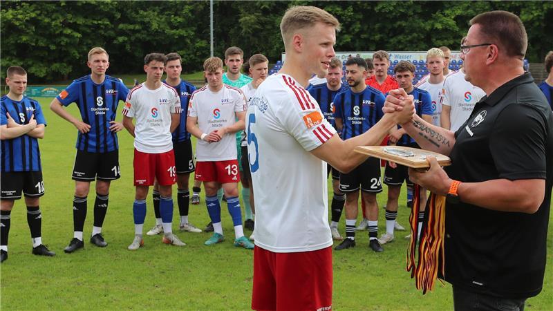 Stades Kapitän Luca Dammann bekommt die Meistertafel von Staffelleiter Reinhard Faust. Dammann wird in der nächsten Saison für Victoria Hamburg in der Oberliga spielen.