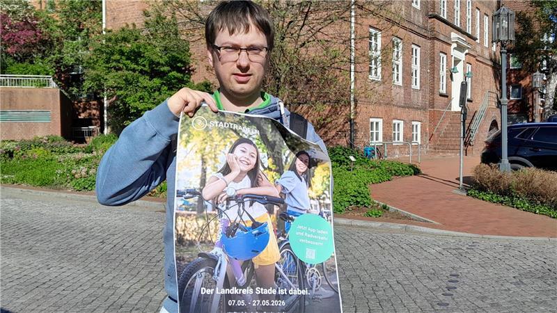 Stades Radverkehrskoordinator Moritz Renner präsentiert ein Plakat zum „Stadtradeln“ - und online eine mögliche Radtour durch Stade.