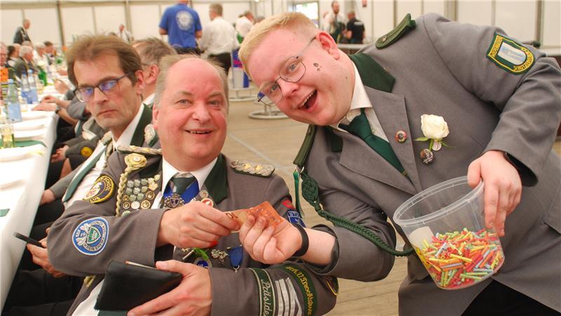 Stades Schützenpräsident Stefan Bösch ((links) und Dominik Reinboth beim Verkauf von Losen für die Jugendabteilung.
