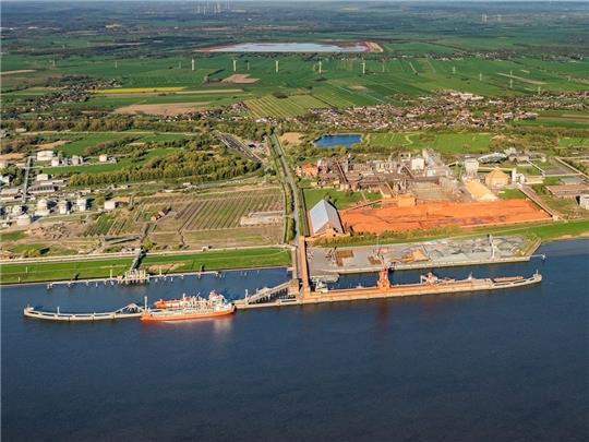 Stades Seehafen an der Elbe mit den Anlegern für die Dow und die AOS (rechts). Foto: Martin Elsen