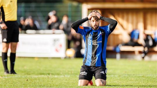Stades Stürmer Maurice Schulze kann es nicht fassen, der VfL Güldenstern II holte ein 0:2 auf, betrieb Chancenwucher und verlor im Elfmeterschießen.