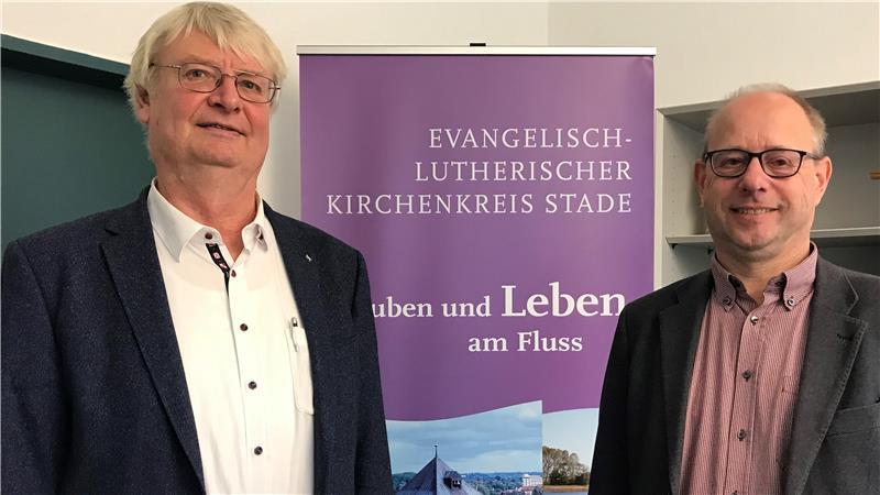 Stades Superintendent Dr. Marc Wischnowsky (rechts) und Pastor Uwe Junge, Vorsitzender der Kirchenkreissynode Stade.