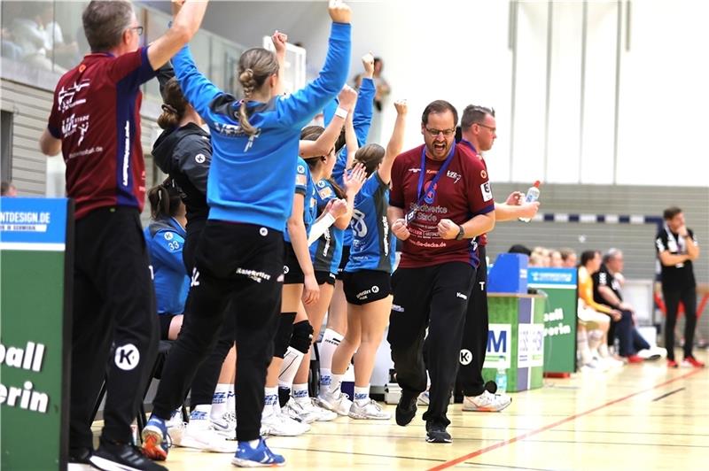 Stades Trainer Dennis Marinkovic jubelt mit der Bank. Foto: Struwe