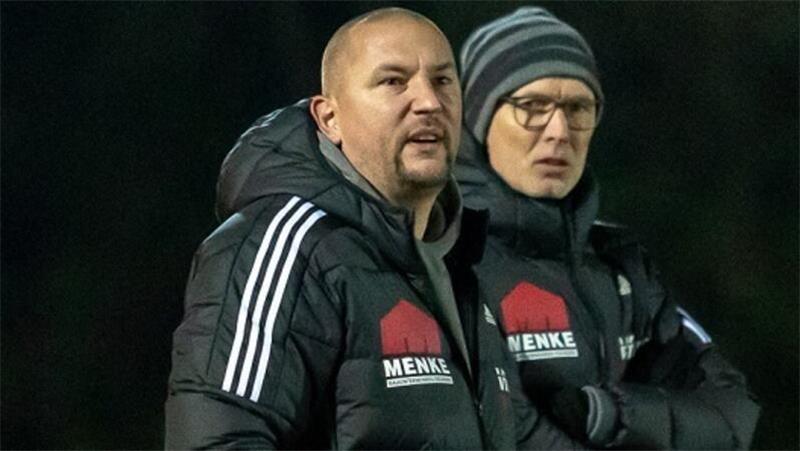VfL Güldenstern Stade erlebt Erlösung in der Nachspielzeit Stades Trainer Matthias Quadt (links) sprach nach dem Spiel von einer riesigen Erleichterung. Der Druck war nach einer langen Negativserie immens.