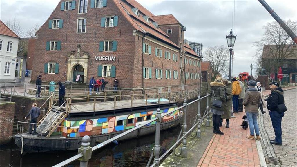 Stades bunte Alsterschute hat ihren Platz jetzt am Schwedenspeicher.